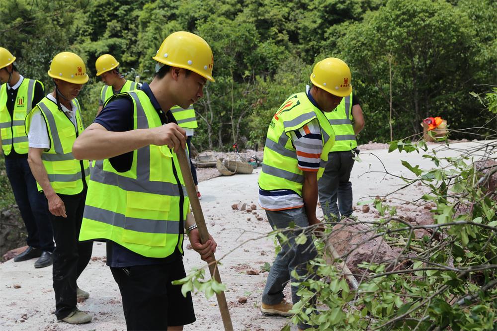 福建晉恒建設(shè)工程有限公司前往錢園橋大隊塹上村搶險救災(zāi)