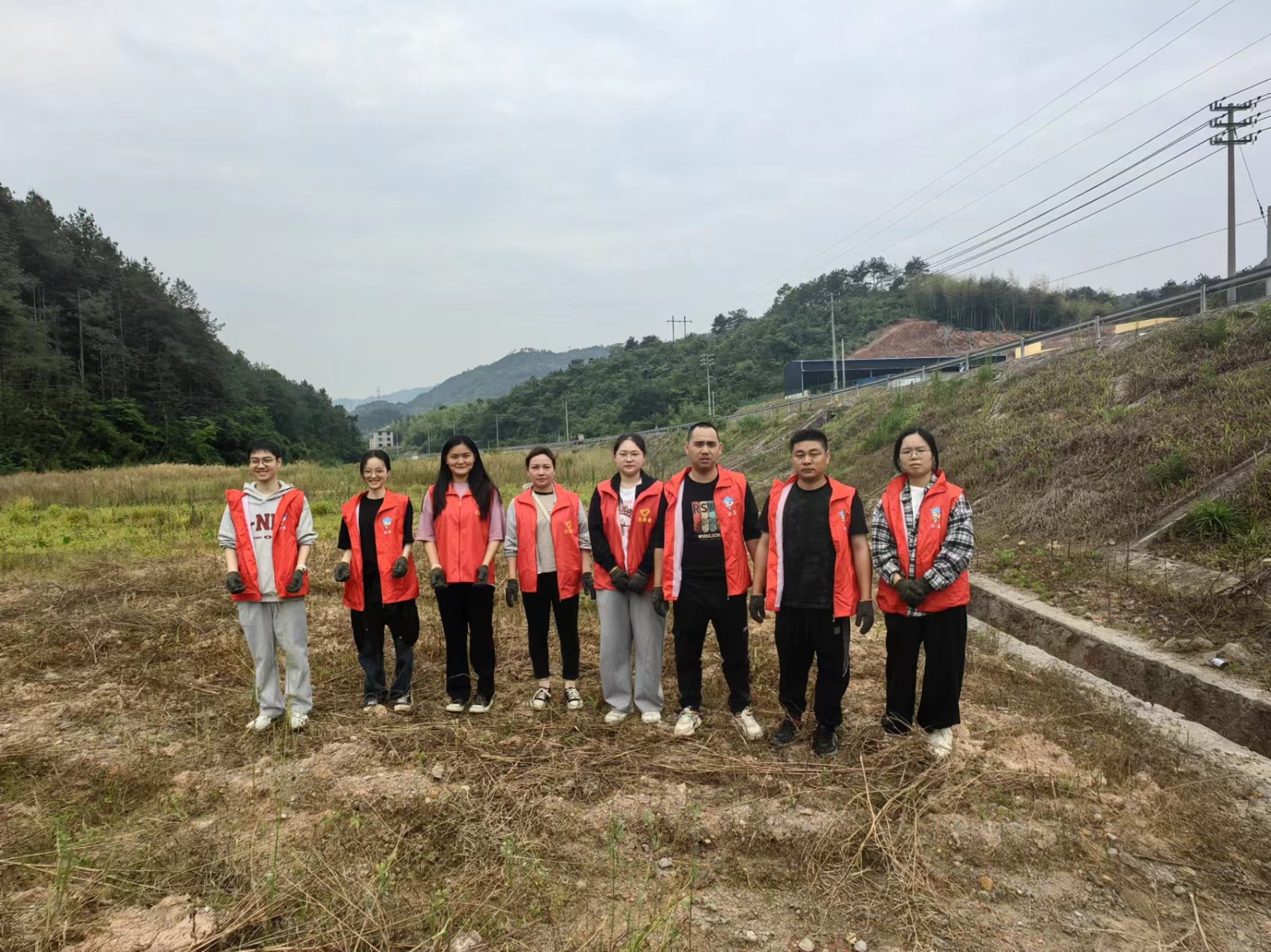 易順建工集團(tuán)有限公司入黨積極分子參加南門村、錢園橋村撂荒地整治活動